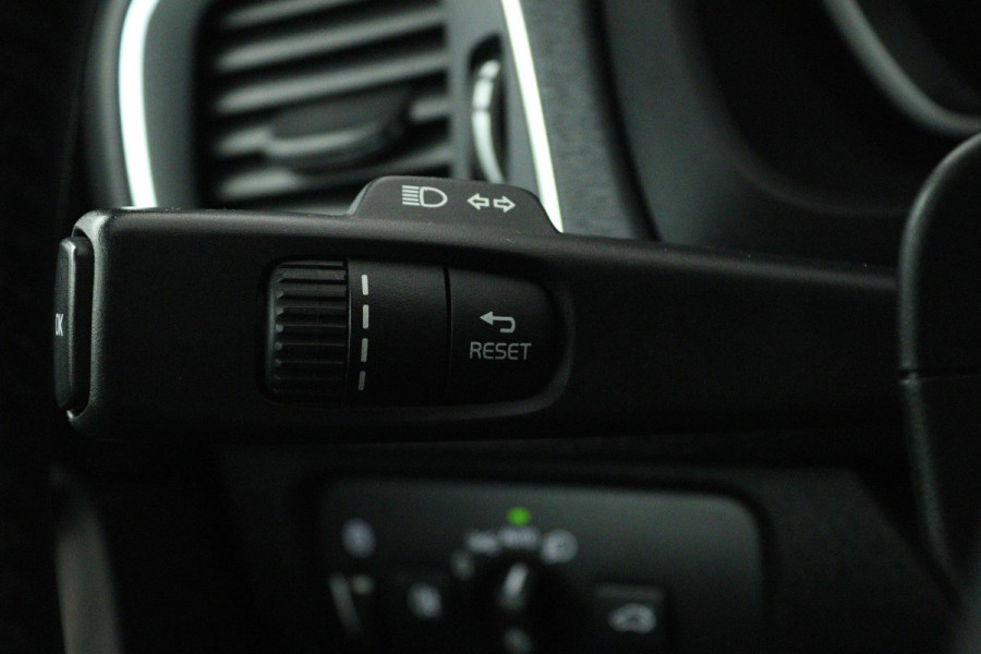 Volvo V40 1.5 T2 Nordic+ (TREKHAAK, AUTOMAAT, STOELVERWARMING, NAVIGATIE, CRUISE CONTROL, PARKEERSENSOREN)