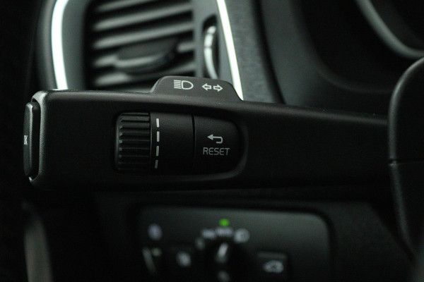 Volvo V40 1.5 T2 Nordic+ (TREKHAAK, AUTOMAAT, STOELVERWARMING, NAVIGATIE, CRUISE CONTROL, PARKEERSENSOREN)