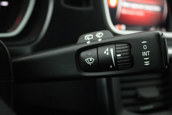 Volvo V40 1.5 T2 Nordic+ (TREKHAAK, AUTOMAAT, STOELVERWARMING, NAVIGATIE, CRUISE CONTROL, PARKEERSENSOREN)