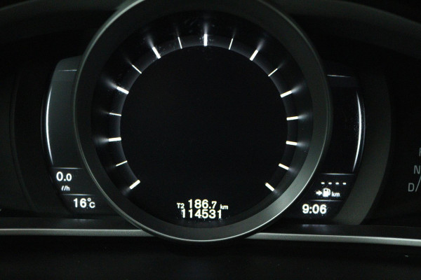 Volvo V40 1.5 T2 Nordic+ (TREKHAAK, AUTOMAAT, STOELVERWARMING, NAVIGATIE, CRUISE CONTROL, PARKEERSENSOREN)