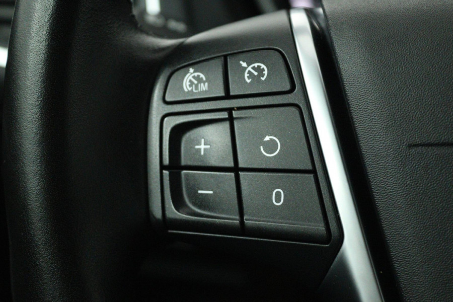 Volvo V40 1.5 T2 Nordic+ (TREKHAAK, AUTOMAAT, STOELVERWARMING, NAVIGATIE, CRUISE CONTROL, PARKEERSENSOREN)