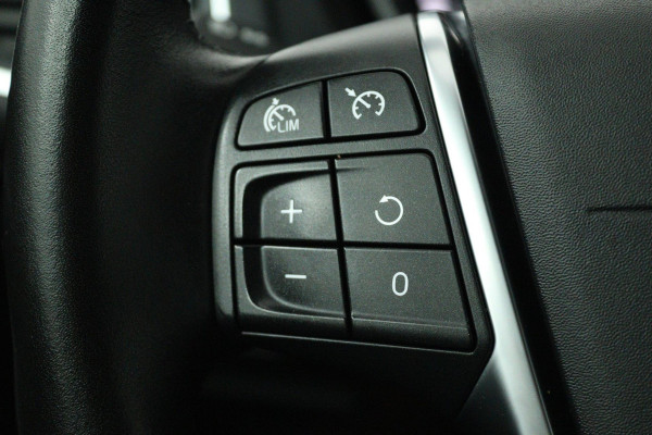 Volvo V40 1.5 T2 Nordic+ (TREKHAAK, AUTOMAAT, STOELVERWARMING, NAVIGATIE, CRUISE CONTROL, PARKEERSENSOREN)