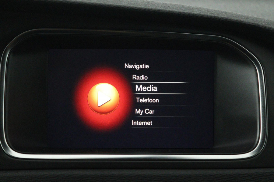 Volvo V40 1.5 T2 Nordic+ (TREKHAAK, AUTOMAAT, STOELVERWARMING, NAVIGATIE, CRUISE CONTROL, PARKEERSENSOREN)