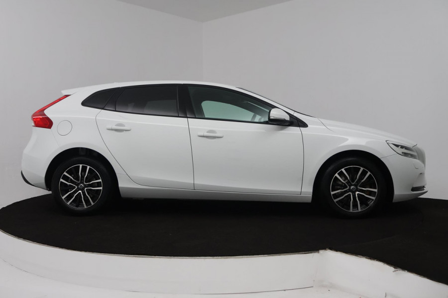 Volvo V40 1.5 T2 Nordic+ (TREKHAAK, AUTOMAAT, STOELVERWARMING, NAVIGATIE, CRUISE CONTROL, PARKEERSENSOREN)