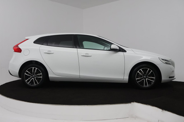 Volvo V40 1.5 T2 Nordic+ (TREKHAAK, AUTOMAAT, STOELVERWARMING, NAVIGATIE, CRUISE CONTROL, PARKEERSENSOREN)