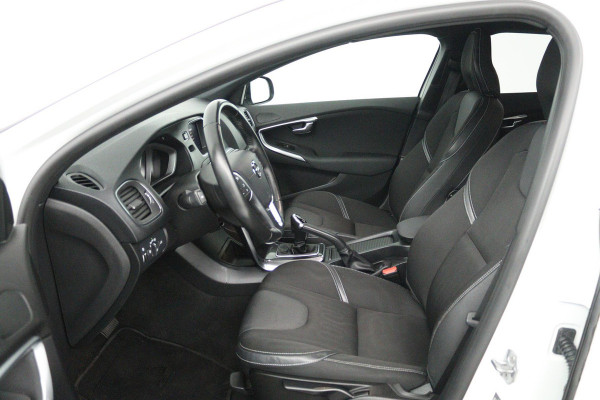 Volvo V40 1.5 T2 Nordic+ (TREKHAAK, AUTOMAAT, STOELVERWARMING, NAVIGATIE, CRUISE CONTROL, PARKEERSENSOREN)