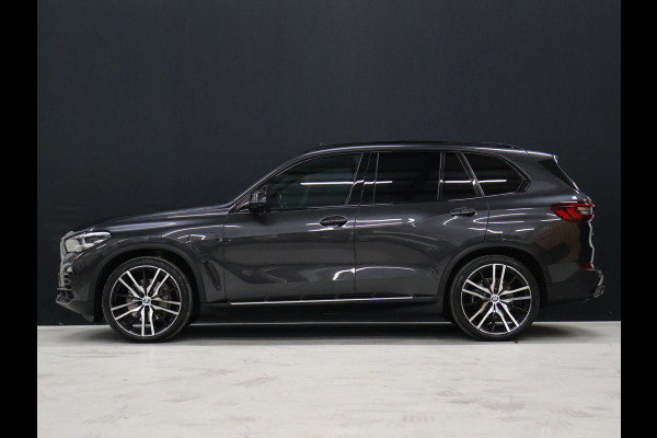 BMW X5 xDrive45e High Executive *WEEKAANBIEDINNG* [SCHUIFKANTELDAK, TREKHAAK INKLAPBAAR, MEMORY SEATS, HARMAN/KARDON, APPLE CARPLAY, ANDROID, 360 CAMERA, HEAD-UP, STUURVERWARMING, STOELVERWARMING, ADAPTIVE CRUISE, VOL LEDER