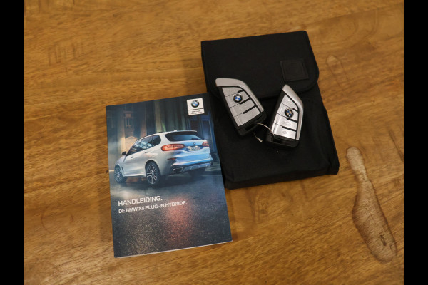 BMW X5 xDrive45e High Executive *WEEKAANBIEDINNG* [SCHUIFKANTELDAK, TREKHAAK INKLAPBAAR, MEMORY SEATS, HARMAN/KARDON, APPLE CARPLAY, ANDROID, 360 CAMERA, HEAD-UP, STUURVERWARMING, STOELVERWARMING, ADAPTIVE CRUISE, VOL LEDER