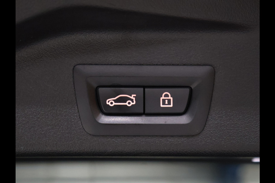 BMW X5 xDrive45e High Executive *WEEKAANBIEDINNG* [SCHUIFKANTELDAK, TREKHAAK INKLAPBAAR, MEMORY SEATS, HARMAN/KARDON, APPLE CARPLAY, ANDROID, 360 CAMERA, HEAD-UP, STUURVERWARMING, STOELVERWARMING, ADAPTIVE CRUISE, VOL LEDER