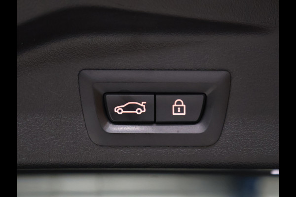 BMW X5 xDrive45e High Executive *WEEKAANBIEDINNG* [SCHUIFKANTELDAK, TREKHAAK INKLAPBAAR, MEMORY SEATS, HARMAN/KARDON, APPLE CARPLAY, ANDROID, 360 CAMERA, HEAD-UP, STUURVERWARMING, STOELVERWARMING, ADAPTIVE CRUISE, VOL LEDER