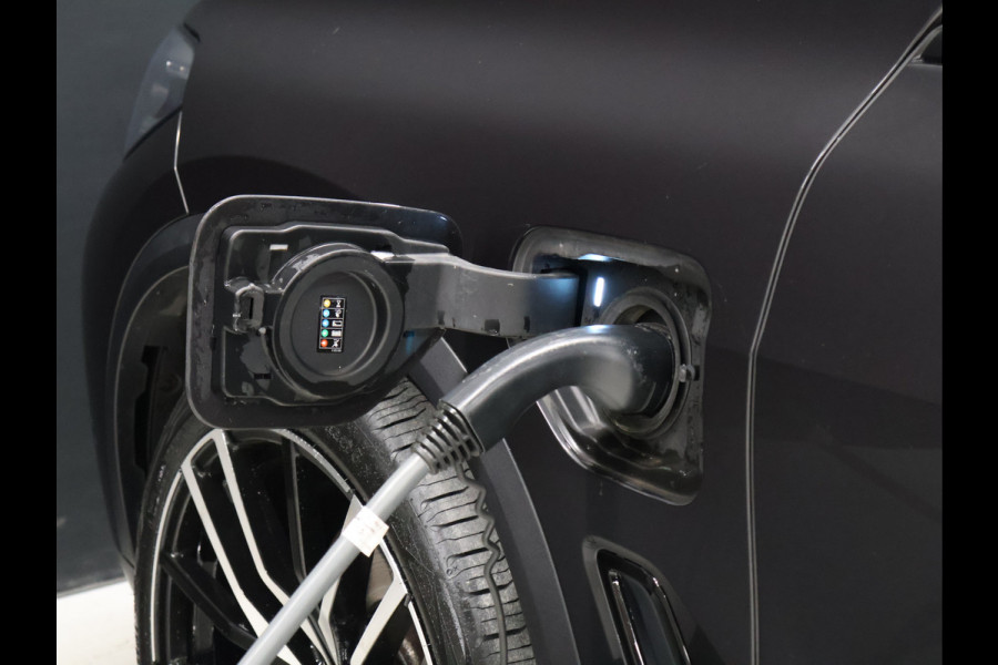 BMW X5 xDrive45e High Executive *WEEKAANBIEDINNG* [SCHUIFKANTELDAK, TREKHAAK INKLAPBAAR, MEMORY SEATS, HARMAN/KARDON, APPLE CARPLAY, ANDROID, 360 CAMERA, HEAD-UP, STUURVERWARMING, STOELVERWARMING, ADAPTIVE CRUISE, VOL LEDER