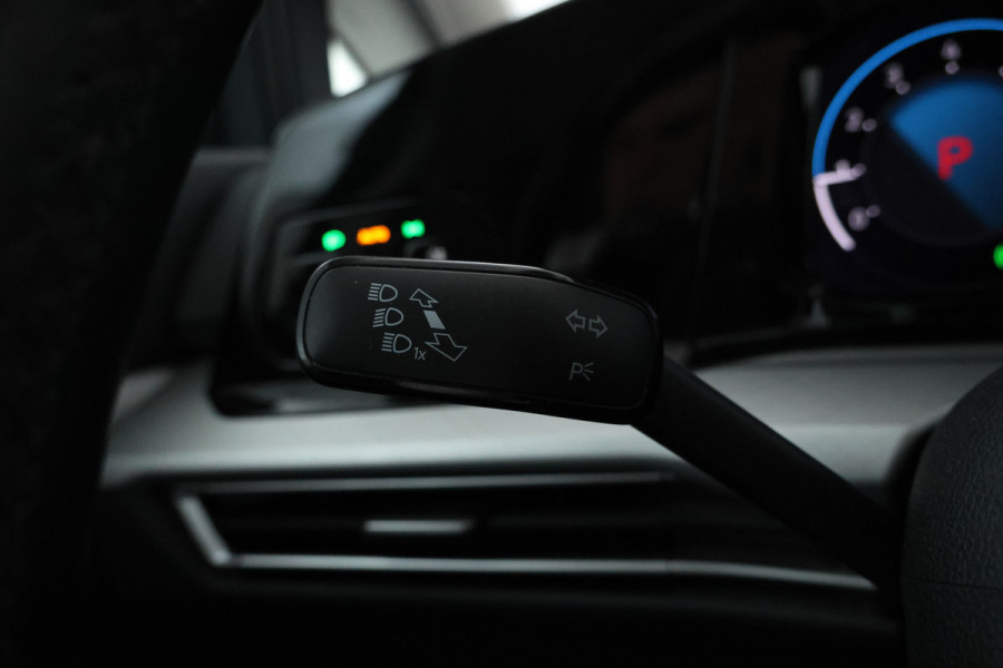 Volkswagen GOLF Variant 1.0 eTSI Life Business 110pk, Automaat, Apple carplay, Climate,