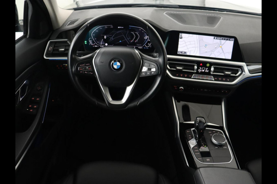 BMW 3-serie 330e Sport Line | Adaptive cruise | Stoelverwarming | Sportstoelen | Carplay | Sfeerverlichting | Live Cockpit | Navigatie | Half leder | DAB | Climate control | PHEV | Plug In