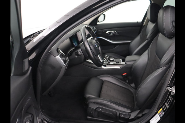 BMW 3-serie 330e Sport Line | Adaptive cruise | Stoelverwarming | Sportstoelen | Carplay | Sfeerverlichting | Live Cockpit | Navigatie | Half leder | DAB | Climate control | PHEV | Plug In