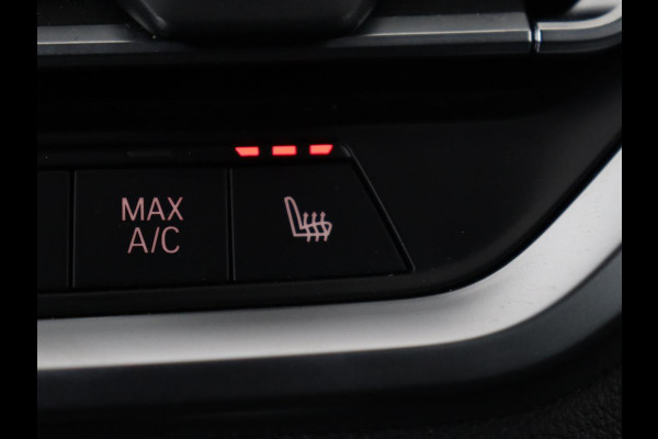 BMW 3-serie 330e Sport Line | Adaptive cruise | Stoelverwarming | Sportstoelen | Carplay | Sfeerverlichting | Live Cockpit | Navigatie | Half leder | DAB | Climate control | PHEV | Plug In