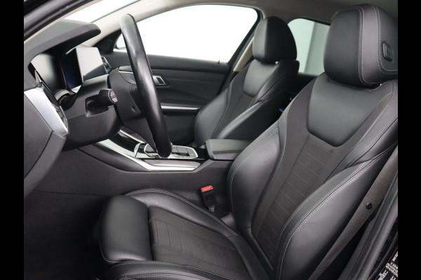 BMW 3-serie 330e Sport Line | Adaptive cruise | Stoelverwarming | Sportstoelen | Carplay | Sfeerverlichting | Live Cockpit | Navigatie | Half leder | DAB | Climate control | PHEV | Plug In