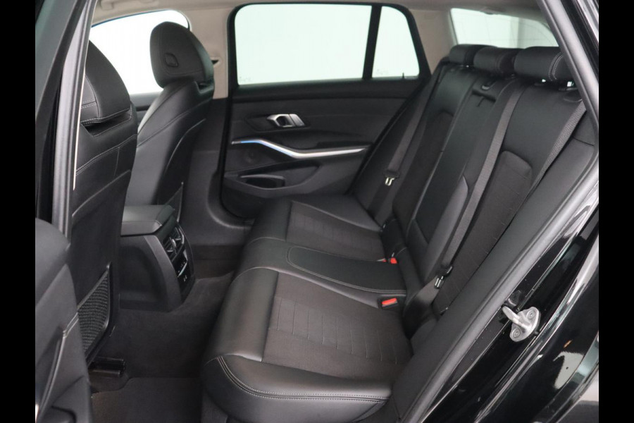 BMW 3-serie 330e Sport Line | Adaptive cruise | Stoelverwarming | Sportstoelen | Carplay | Sfeerverlichting | Live Cockpit | Navigatie | Half leder | DAB | Climate control | PHEV | Plug In