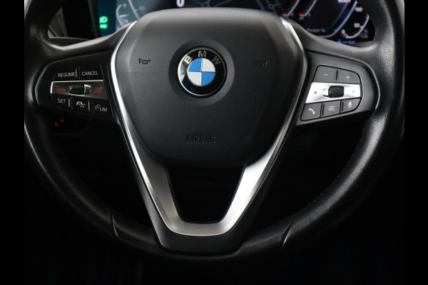 BMW 3-serie 330e Sport Line | Adaptive cruise | Stoelverwarming | Sportstoelen | Carplay | Sfeerverlichting | Live Cockpit | Navigatie | Half leder | DAB | Climate control | PHEV | Plug In