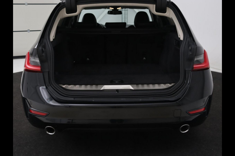 BMW 3-serie 330e Sport Line | Adaptive cruise | Stoelverwarming | Sportstoelen | Carplay | Sfeerverlichting | Live Cockpit | Navigatie | Half leder | DAB | Climate control | PHEV | Plug In