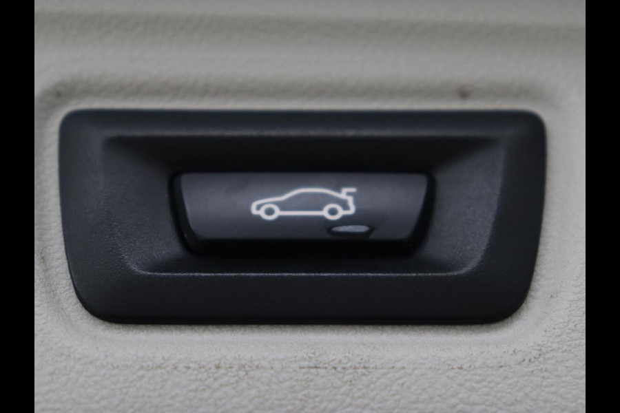 BMW 3-serie 330e Sport Line | Adaptive cruise | Stoelverwarming | Sportstoelen | Carplay | Sfeerverlichting | Live Cockpit | Navigatie | Half leder | DAB | Climate control | PHEV | Plug In