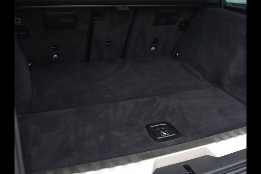 BMW 3-serie 330e Sport Line | Adaptive cruise | Stoelverwarming | Sportstoelen | Carplay | Sfeerverlichting | Live Cockpit | Navigatie | Half leder | DAB | Climate control | PHEV | Plug In