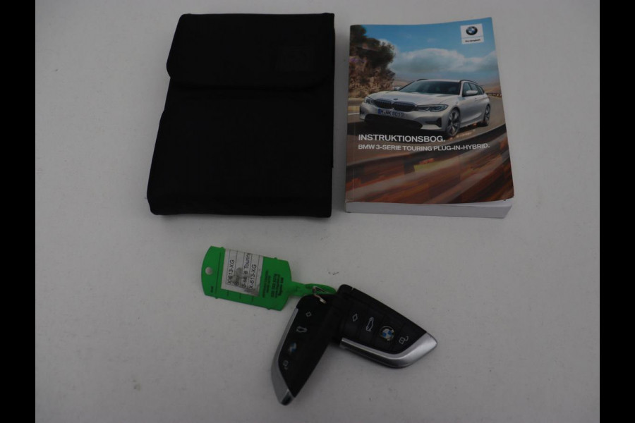 BMW 3-serie 330e Sport Line | Adaptive cruise | Stoelverwarming | Sportstoelen | Carplay | Sfeerverlichting | Live Cockpit | Navigatie | Half leder | DAB | Climate control | PHEV | Plug In