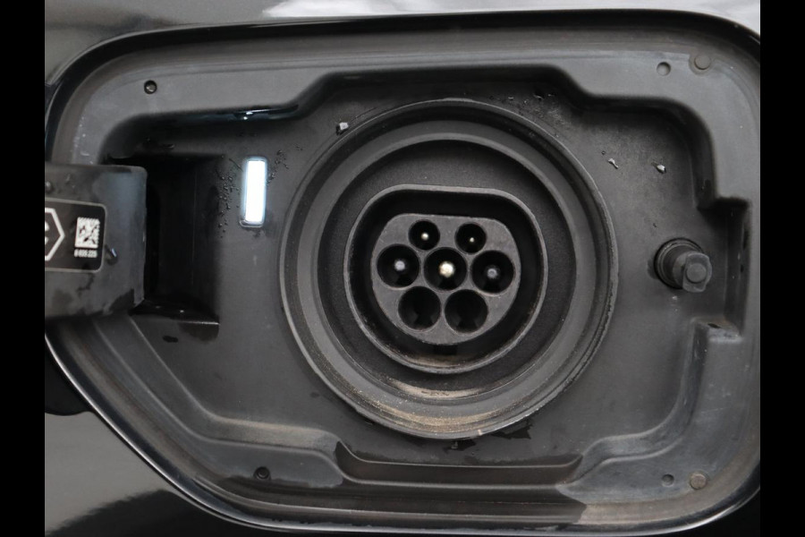 BMW 3-serie 330e Sport Line | Adaptive cruise | Stoelverwarming | Sportstoelen | Carplay | Sfeerverlichting | Live Cockpit | Navigatie | Half leder | DAB | Climate control | PHEV | Plug In