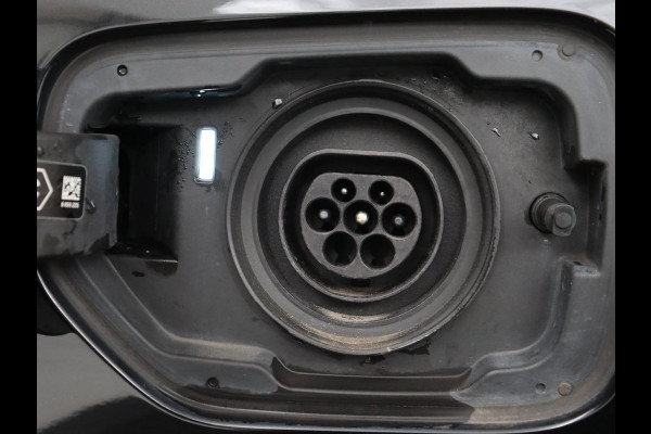 BMW 3-serie 330e Sport Line | Adaptive cruise | Stoelverwarming | Sportstoelen | Carplay | Sfeerverlichting | Live Cockpit | Navigatie | Half leder | DAB | Climate control | PHEV | Plug In