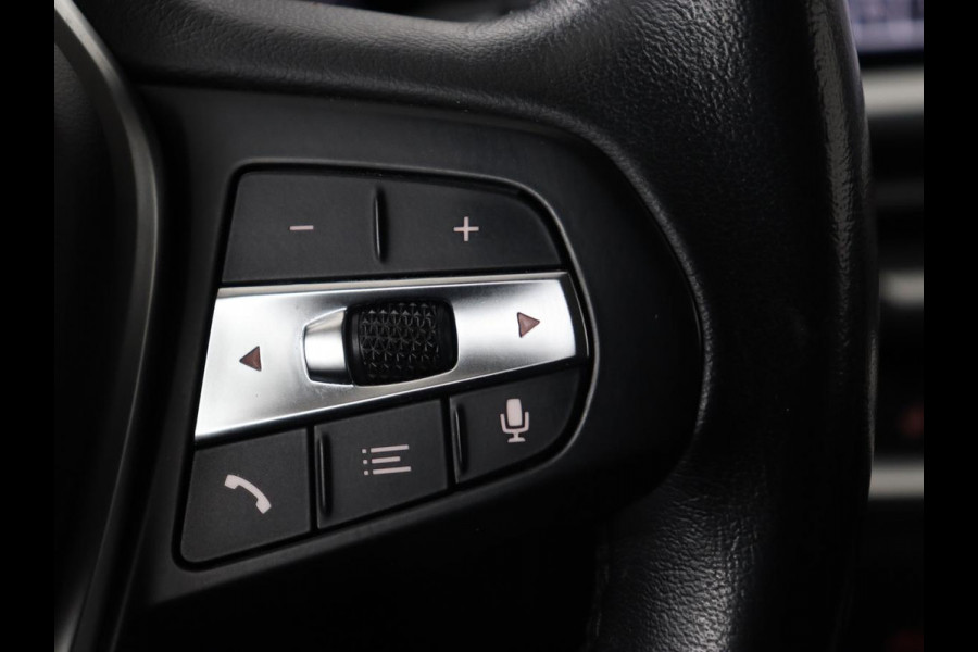 BMW 3-serie 330e Sport Line | Adaptive cruise | Stoelverwarming | Sportstoelen | Carplay | Sfeerverlichting | Live Cockpit | Navigatie | Half leder | DAB | Climate control | PHEV | Plug In