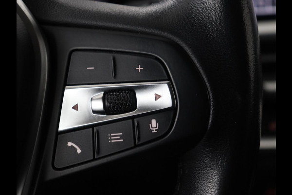 BMW 3-serie 330e Sport Line | Adaptive cruise | Stoelverwarming | Sportstoelen | Carplay | Sfeerverlichting | Live Cockpit | Navigatie | Half leder | DAB | Climate control | PHEV | Plug In