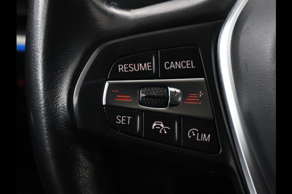 BMW 3-serie 330e Sport Line | Adaptive cruise | Stoelverwarming | Sportstoelen | Carplay | Sfeerverlichting | Live Cockpit | Navigatie | Half leder | DAB | Climate control | PHEV | Plug In