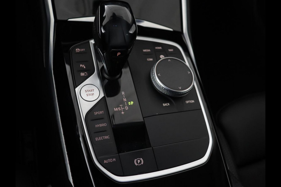 BMW 3-serie 330e Sport Line | Adaptive cruise | Stoelverwarming | Sportstoelen | Carplay | Sfeerverlichting | Live Cockpit | Navigatie | Half leder | DAB | Climate control | PHEV | Plug In