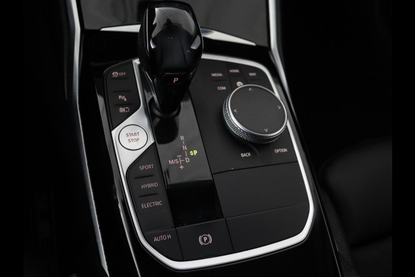 BMW 3-serie 330e Sport Line | Adaptive cruise | Stoelverwarming | Sportstoelen | Carplay | Sfeerverlichting | Live Cockpit | Navigatie | Half leder | DAB | Climate control | PHEV | Plug In