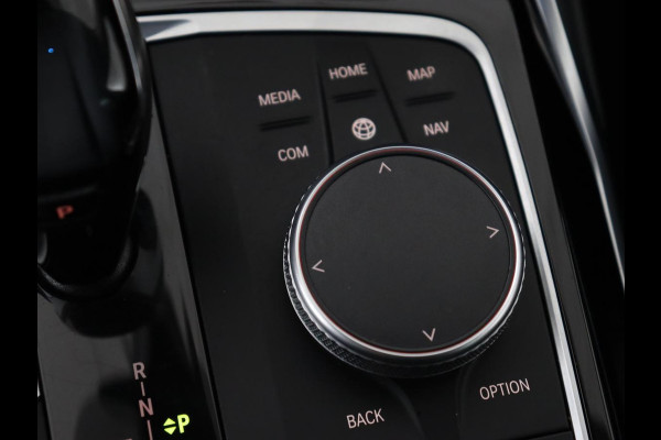 BMW 3-serie 330e Sport Line | Adaptive cruise | Stoelverwarming | Sportstoelen | Carplay | Sfeerverlichting | Live Cockpit | Navigatie | Half leder | DAB | Climate control | PHEV | Plug In