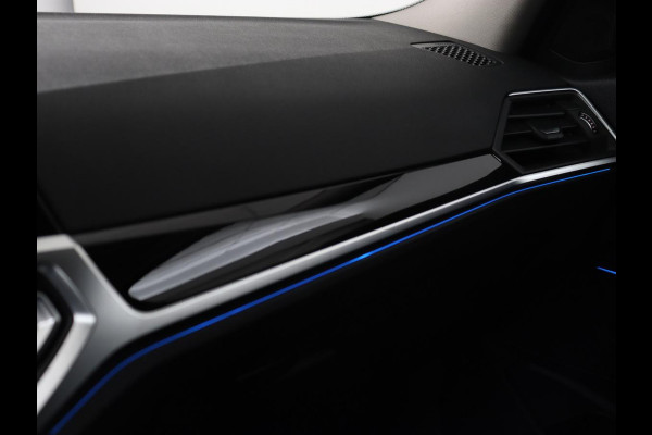 BMW 3-serie 330e Sport Line | Adaptive cruise | Stoelverwarming | Sportstoelen | Carplay | Sfeerverlichting | Live Cockpit | Navigatie | Half leder | DAB | Climate control | PHEV | Plug In