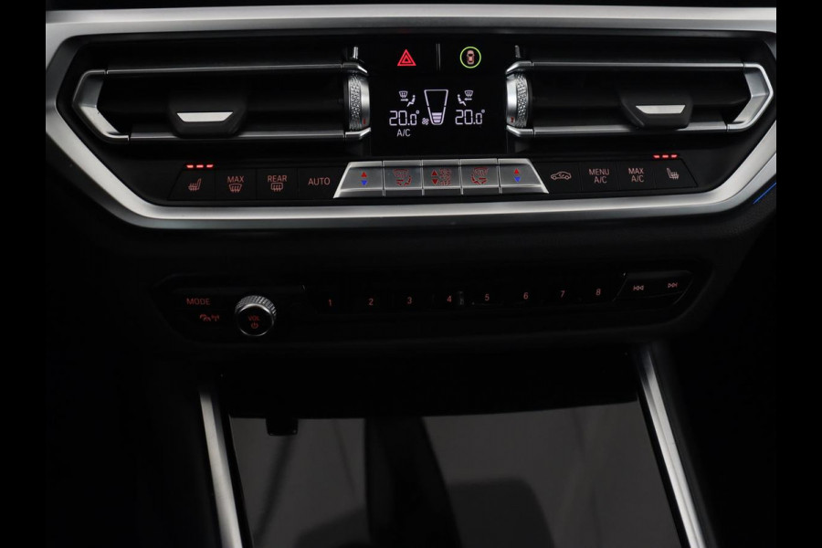 BMW 3-serie 330e Sport Line | Adaptive cruise | Stoelverwarming | Sportstoelen | Carplay | Sfeerverlichting | Live Cockpit | Navigatie | Half leder | DAB | Climate control | PHEV | Plug In