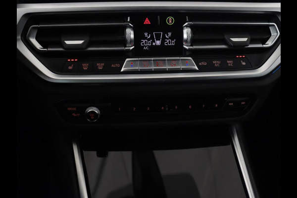 BMW 3-serie 330e Sport Line | Adaptive cruise | Stoelverwarming | Sportstoelen | Carplay | Sfeerverlichting | Live Cockpit | Navigatie | Half leder | DAB | Climate control | PHEV | Plug In