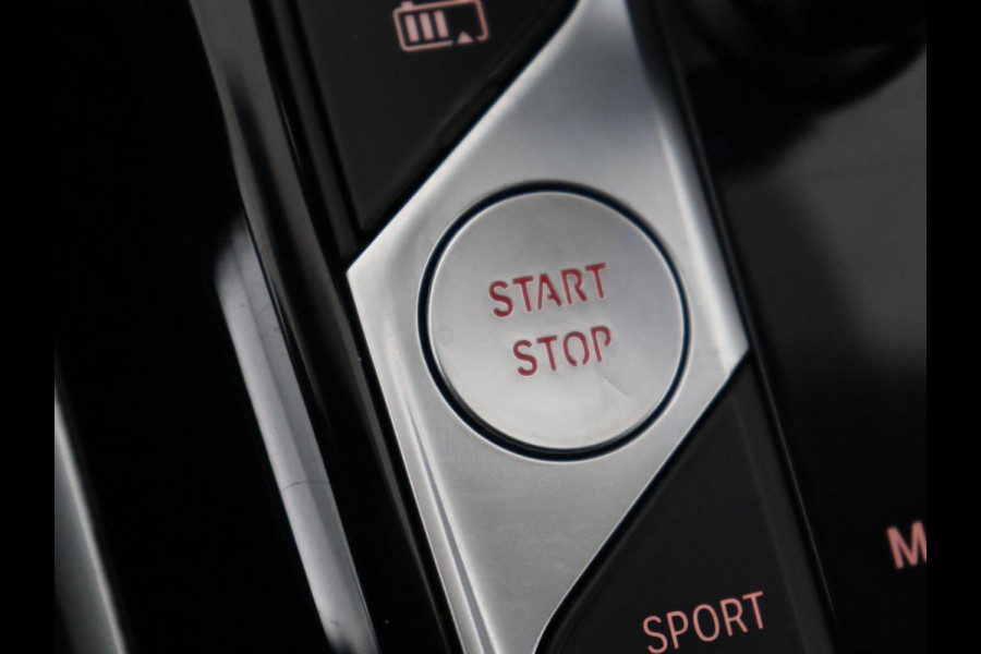 BMW 3-serie 330e Sport Line | Adaptive cruise | Stoelverwarming | Sportstoelen | Carplay | Sfeerverlichting | Live Cockpit | Navigatie | Half leder | DAB | Climate control | PHEV | Plug In
