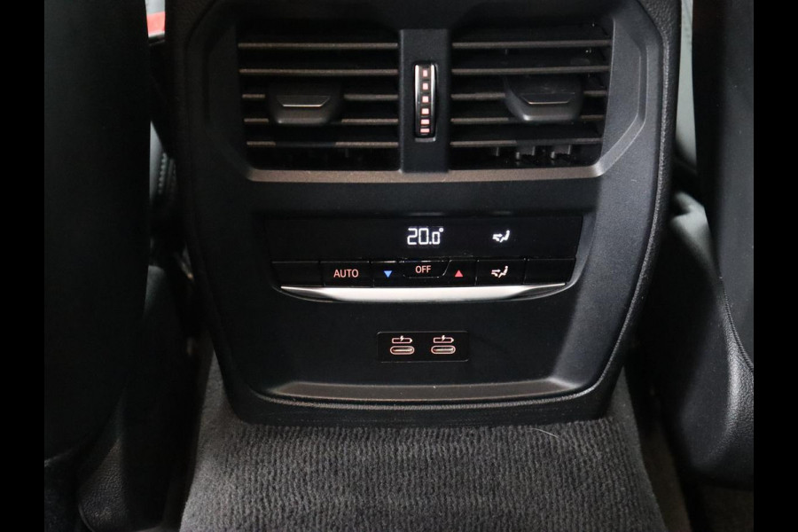 BMW 3-serie 330e Sport Line | Adaptive cruise | Stoelverwarming | Sportstoelen | Carplay | Sfeerverlichting | Live Cockpit | Navigatie | Half leder | DAB | Climate control | PHEV | Plug In