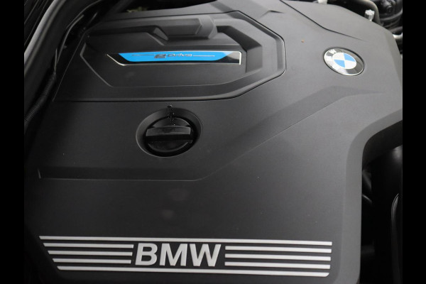 BMW 3-serie 330e Sport Line | Adaptive cruise | Stoelverwarming | Sportstoelen | Carplay | Sfeerverlichting | Live Cockpit | Navigatie | Half leder | DAB | Climate control | PHEV | Plug In