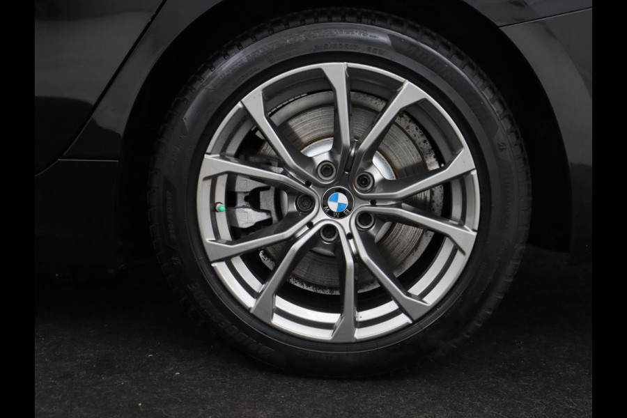 BMW 3-serie 330e Sport Line | Adaptive cruise | Stoelverwarming | Sportstoelen | Carplay | Sfeerverlichting | Live Cockpit | Navigatie | Half leder | DAB | Climate control | PHEV | Plug In