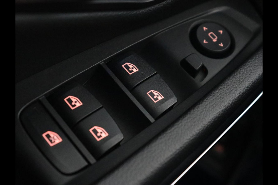 BMW 3-serie 330e Sport Line | Adaptive cruise | Stoelverwarming | Sportstoelen | Carplay | Sfeerverlichting | Live Cockpit | Navigatie | Half leder | DAB | Climate control | PHEV | Plug In
