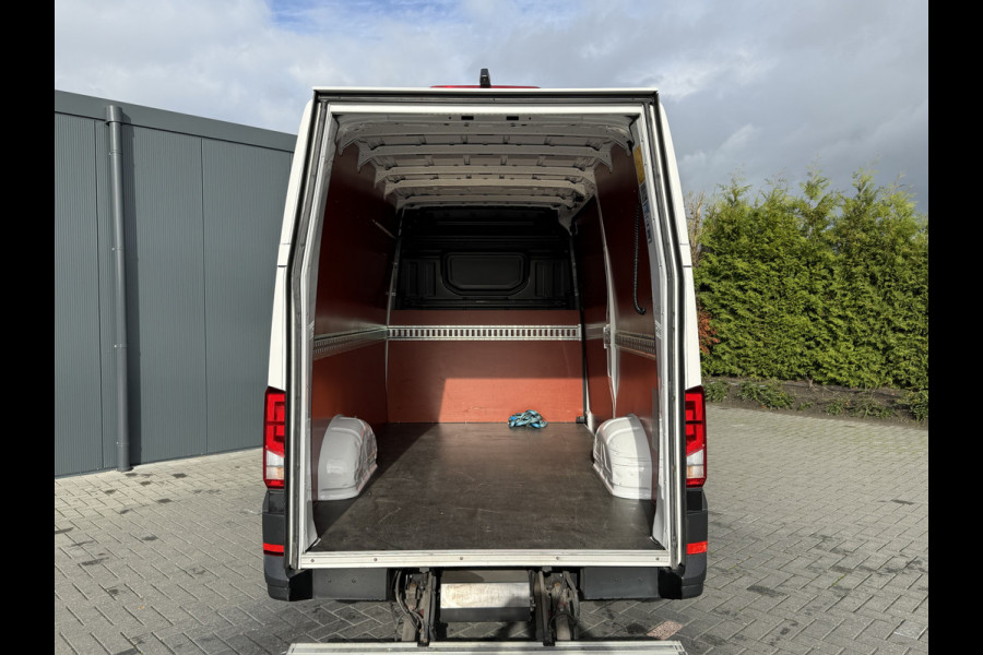 Volkswagen Crafter 35 2.0 TDI HIGHLINE+ / L3H3 / 750 KG DHOLLANDIA HYDR. LAADKLEP / AIRCO / CRUISE / NAVI / CAMERA / CARPLAY