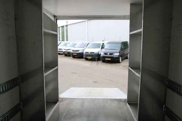 Volkswagen Crafter 35 2.0 TDI L4 / Bakwagen / Lage instap / Meubelbak / Luxe Volkswagen Crafter 35 2.0 TDI L4 / Bakwagen / Lage instap / Meubelbak / Luxe