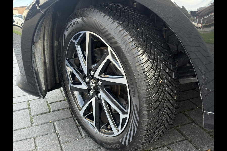 Toyota Yaris 1.5 Hybrid Dynamic Plus | Stoelverwarming, 16 inch, LED, Apple CarPlay/Android Auto, Parkeercamera, Keyless