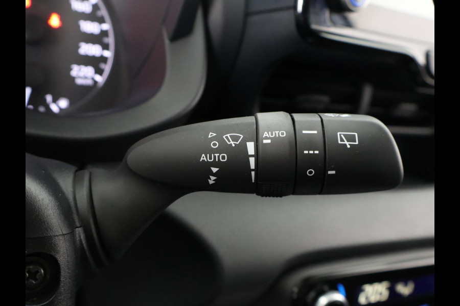 Toyota Yaris 1.5 HYBRID BI-TONE AUTOMAAT NAVI GARANTIE 6-2032 PARKEERCAMERA.APPLE /ANDROID CARPLAY