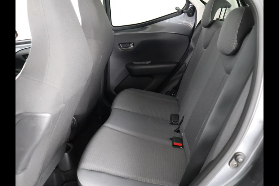 Toyota Aygo 1.0 VVT-i X-PLAY AUTOMAAT GARANTIE TOT 10-2031 BIJNA 2022. APPLE CARPLAY & ANDROID AUTO . ACHTERUITRIJ CAMERA .