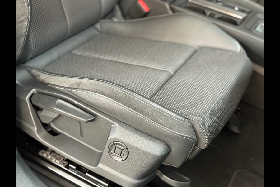 Audi Q3 45 TFSI e S Edition | S-Line | Pano | Trekhaak | Virtual Cockpit | Carplay | Half Leer | 19' inch Audi Q3 45 TFSI e S Edition | S-Line | Pano | Trekhaak | Virtual Cockpit | Carplay | Half Leer | 19' inch
