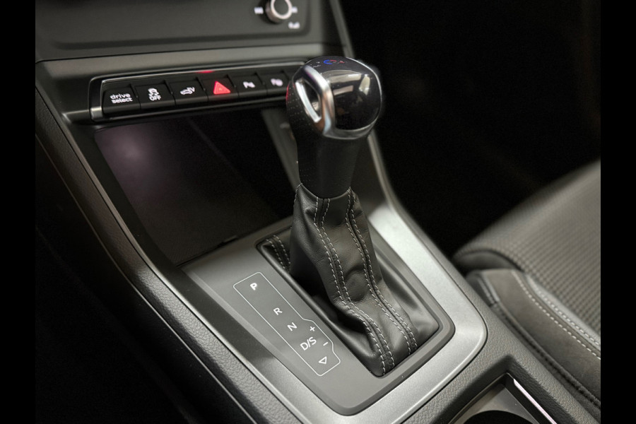 Audi Q3 45 TFSI e S Edition | S-Line | Pano | Trekhaak | Virtual Cockpit | Carplay | Half Leer | 19' inch Audi Q3 45 TFSI e S Edition | S-Line | Pano | Trekhaak | Virtual Cockpit | Carplay | Half Leer | 19' inch