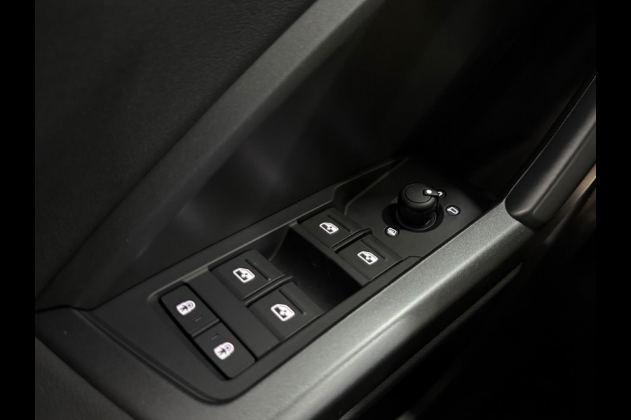 Audi Q3 45 TFSI e S Edition | S-Line | Pano | Trekhaak | Virtual Cockpit | Carplay | Half Leer | 19' inch Audi Q3 45 TFSI e S Edition | S-Line | Pano | Trekhaak | Virtual Cockpit | Carplay | Half Leer | 19' inch